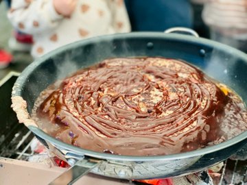 大きな鉄板で料理をつくる様子