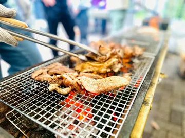 炭火でお肉を焼くバーベキューの様子
