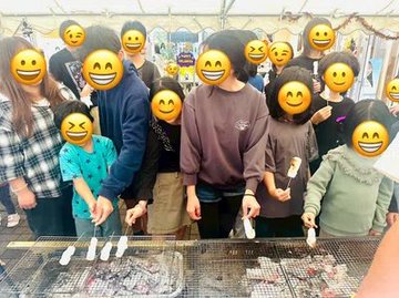 みんなで網を囲んで食材を焼く子どもたちと参加者