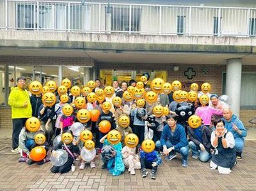 児童養護施設の前で撮影した参加者の集合写真