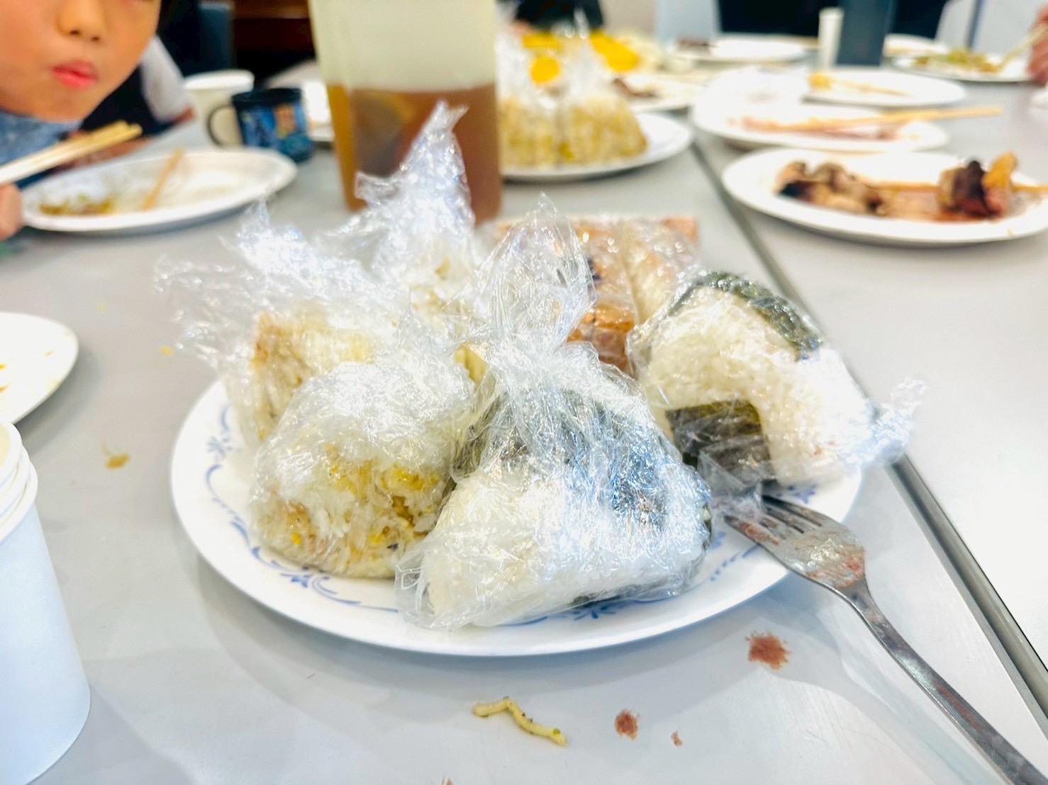 食事会のテーブルに並んだおにぎり